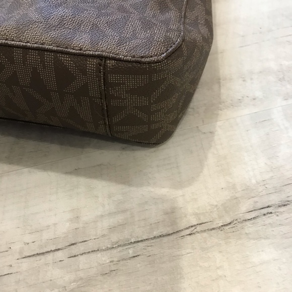 Like new Michael Kors crossbody purse - Picture 7 of 11